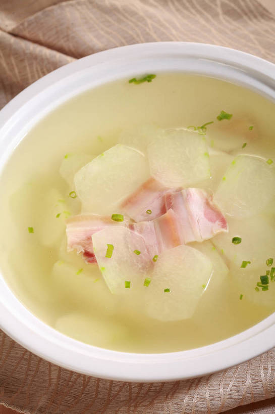 无人,竖图,俯视,室内,特写,白天,烹饪,中餐,餐桌,桌子,蔬菜,阴影,新鲜,反射,布料,影子,陶瓷,葱,青葱,肉,汤,料理,食品,陶瓷制品,布纹,咸肉,冬瓜,菜肴,美食,肉类,桌布,食物,腌制,一个,白色,餐巾,容器,台布,碗,中式,白瓜,佳肴,有机食品,绿色食品,单个,餐台,中华料理,储藏,储存,腌肉,肉食,消食,盐肉,渍肉,水芝,餐桌布,彩图,高角度拍摄,白冬瓜,地芝,东瓜,濮瓜,枕瓜,贮存,开胃,shjb1,冬瓜咸肉汤