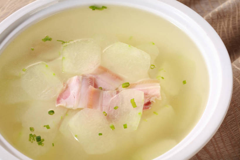 无人,横图,俯视,室内,特写,白天,烹饪,中餐,餐桌,桌子,蔬菜,阴影,新鲜,反射,布料,影子,陶瓷,葱,青葱,肉,汤,料理,食品,陶瓷制品,布纹,咸肉,冬瓜,菜肴,美食,肉类,桌布,食物,腌制,一个,白色,餐巾,容器,台布,碗,中式,白瓜,佳肴,有机食品,绿色食品,单个,餐台,中华料理,储藏,储存,腌肉,肉食,消食,盐肉,渍肉,水芝,餐桌布,彩图,高角度拍摄,白冬瓜,地芝,东瓜,濮瓜,枕瓜,贮存,开胃,shjb1,冬瓜咸肉汤