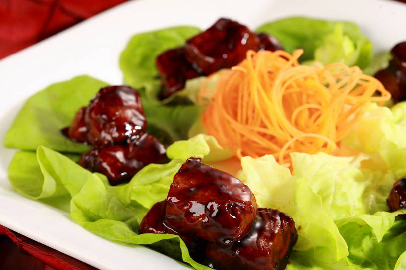 无人,横图,俯视,室内,特写,白天,烹饪,中餐,餐桌,桌子,蔬菜,餐具,叶子,阴影,朦胧,模糊,新鲜,反射,布料,碟子,盘,影子,生菜,莴苣,肉,料理,食品,绿叶,布纹,猪肉,菜肴,美食,肉类,桌布,食物,一个,红色,白色,盘子,餐巾,碟,台布,中式,嫩叶,佳肴,有机食品,绿色食品,单个,餐台,中华料理,肉食,豚肉,春菜,鹅仔菜,莴仔菜,千金菜,叶用莴苣,叶,叶片,餐桌布,彩图,高角度拍摄,酸甜,糖醋菜,糖醋肉段,shjb1