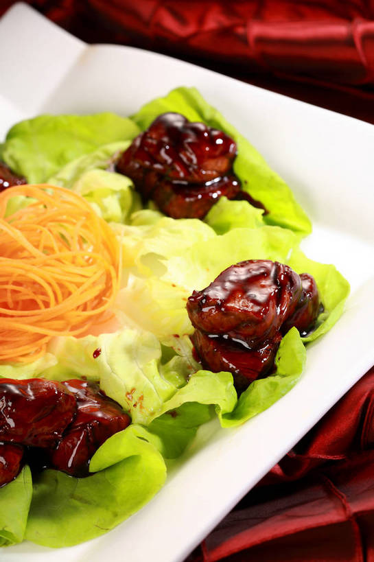 无人,竖图,俯视,室内,特写,白天,烹饪,中餐,餐桌,桌子,蔬菜,餐具,叶子,阴影,朦胧,模糊,新鲜,反射,布料,碟子,盘,影子,生菜,莴苣,肉,料理,食品,绿叶,布纹,猪肉,菜肴,美食,肉类,桌布,食物,一个,红色,白色,盘子,餐巾,碟,台布,中式,嫩叶,佳肴,有机食品,绿色食品,单个,餐台,中华料理,肉食,豚肉,春菜,鹅仔菜,莴仔菜,千金菜,叶用莴苣,叶,叶片,餐桌布,彩图,高角度拍摄,酸甜,糖醋菜,糖醋肉段,shjb1