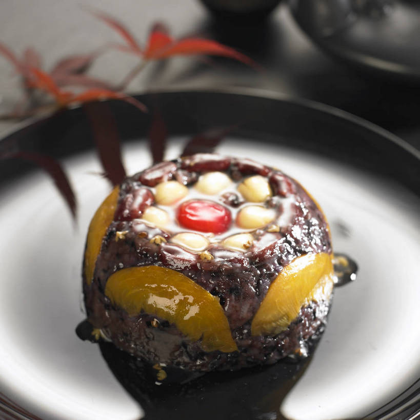 点心,无人,横图,俯视,室内,特写,白天,烹饪,中餐,餐桌,桌子,餐具,叶子,阴影,朦胧,模糊,反射,碟子,盘,影子,莲子,白米,谷类,谷物,料理,食品,糯米,甜点,甜品,枫叶,枯叶,落叶,米,大米,菜肴,美食,食物,一个,黄色,红色,黑色,盘子,碟,甜食,中式,枣,红枣,佳肴,单个,餐台,枫树叶,中华料理,枣子,八宝饭,莲米,莲肉,莲实,江米,补血,益气,大枣,叶,叶片,彩图,高角度拍摄,接骨糯,紫米,紫糯米,shjb1,紫米八宝饭