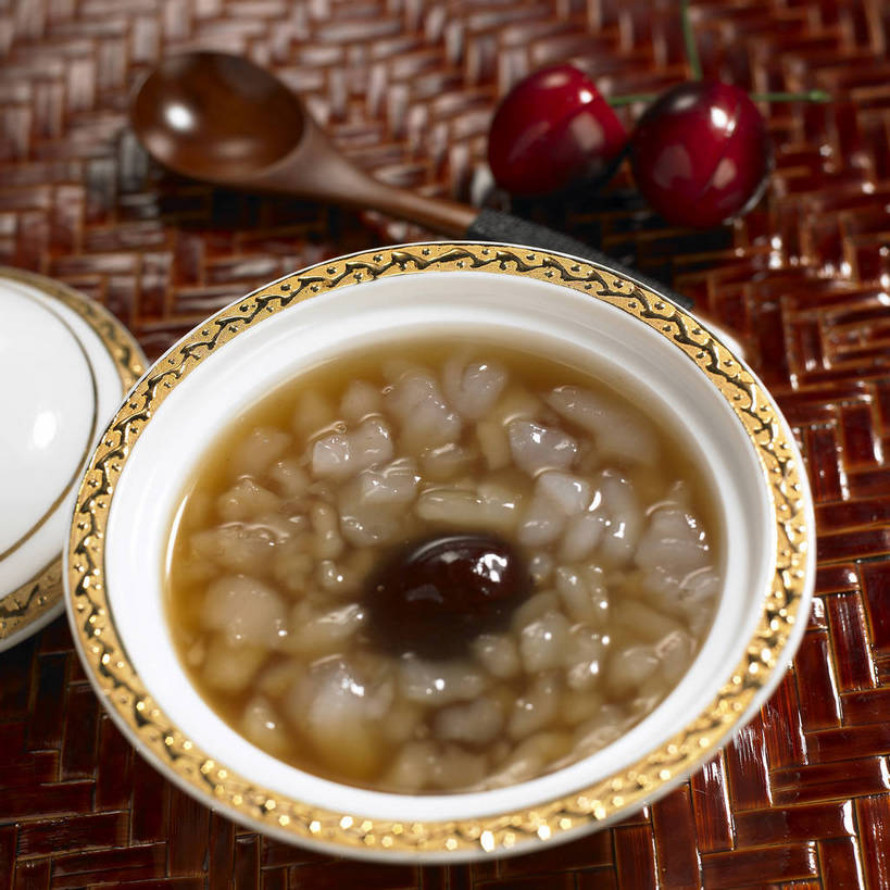 点心,无人,横图,俯视,室内,特写,白天,烹饪,餐桌,桌子,一把,阴影,朦胧,模糊,反射,影子,勺子,陶瓷,菌菇,汤,料理,食品,陶瓷制品,菌类,羹,木耳,菜肴,美食,食物,一个,容器,调羹,汤匙,碗,中式,枣,食用菌,红枣,佳肴,单个,餐台,储藏,白木耳,银耳,真菌,储存,枣子,雪耳,白耳,大枣,彩图,高角度拍摄,贮存,银耳羹,shjb1,红枣银耳羹