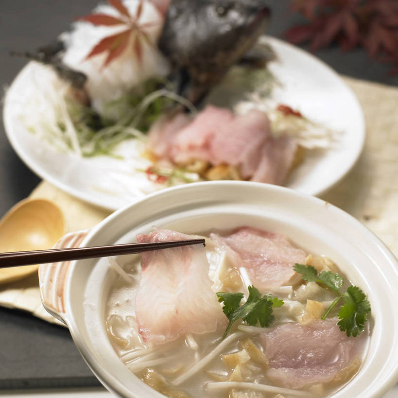 无人,横图,俯视,室内,特写,白天,烹饪,餐桌,筷子,桌子,蔬菜,餐具,叶子,一把,一双,阴影,朦胧,模糊,新鲜,反射,碟子,盘,影子,勺子,陶瓷,香菜,肉,汤,鱼肉,鱼片,料理,食品,枫叶,枯叶,绿叶,落叶,陶瓷制品,鱼头,文化,传统,菜肴,美食,肉类,食物,两个,黄色,红色,盘子,容器,调羹,碟,汤匙,碗,嫩叶,佳肴,有机食品,绿色食品,餐台,枫树叶,储藏,礼节,储存,鱼汤,礼仪,肉食,胡菜,香荽,原荽,园荽,芫荽,胡荽,莞荽,芫茜,芫蓿,莚葛草,莚荽菜,叶,叶片,进餐用具,彩图,高角度拍摄,贮存,shjb1,鱼片汤