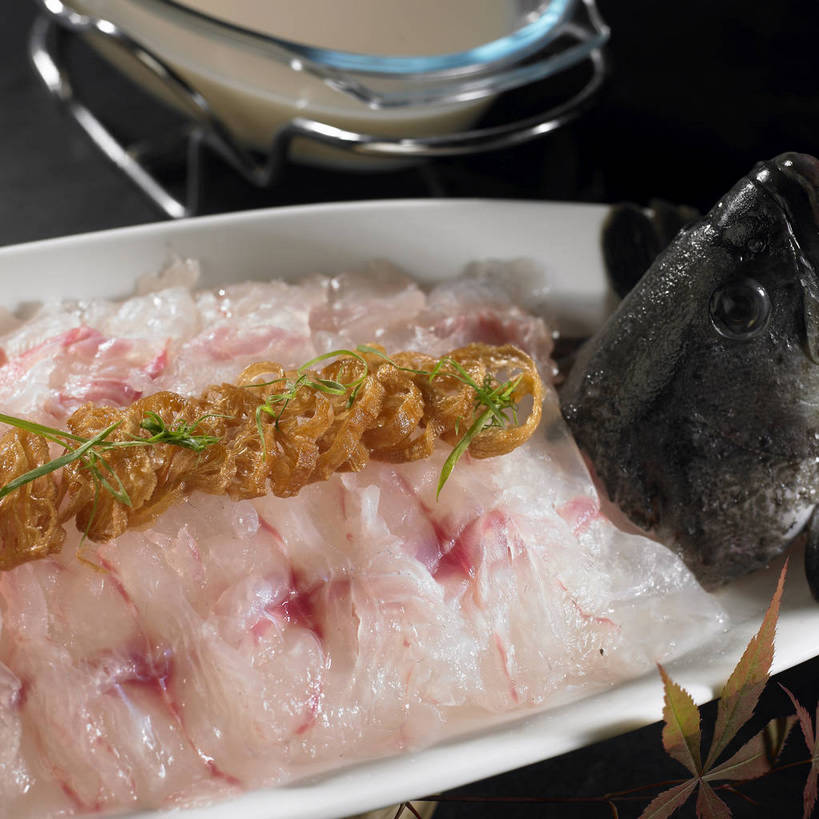 生鱼片,无人,横图,俯视,室内,特写,白天,烹饪,餐桌,桌子,餐具,叶子,阴影,反射,碟子,盘,影子,肉,鱼肉,日本料理,鱼片,料理,食品,枫叶,枯叶,落叶,豆腐皮,菜肴,美食,肉类,食物,一个,黄色,红色,白色,盘子,碟,日式料理,日式,佳肴,单个,餐台,枫树叶,腐竹,肉食,沙西米,豆腐衣,油皮,叶,叶片,彩图,高角度拍摄,刺身,shjb1