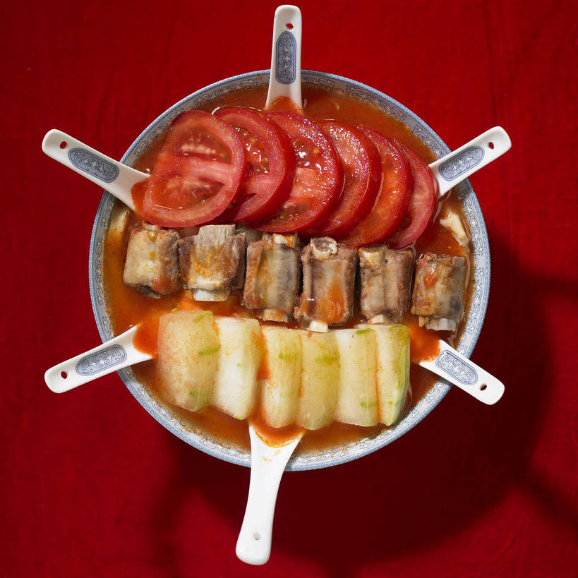 骨骼,无人,横图,俯视,室内,特写,白天,烹饪,中餐,餐桌,桌子,蔬菜,西红柿,一排,阴影,红色背景,新鲜,艺术,整齐,并列,并排,环绕,围绕,反射,瓷器,影子,勺子,手工艺品,陶瓷,排骨,肉,汤,料理,食品,陶瓷制品,骨头,环抱,文化,传统,猪肉,冬瓜,菜肴,美食,肉类,食物,排列,黄色,红色,蓝色,白色,容器,工艺品,调羹,汤匙,碗,中式,白瓜,摄影,佳肴,有机食品,绿色食品,影棚,餐台,中华料理,储藏,青花瓷,骨架,高雅,储存,队列,摄影棚,小排,平行,肉食,豚肉,自信心,品位,摆列,萦绕,磁器,白地青花瓷,青花,水芝,洋柿子,柑仔蜜,番茄,臭柿,彩图,高角度拍摄,影棚拍摄,拍摄,排骨汤,白冬瓜,地芝,东瓜,濮瓜,枕瓜,六月柿,布列,分列,贮存,喜报三元,shjb1,番茄冬瓜排骨汤