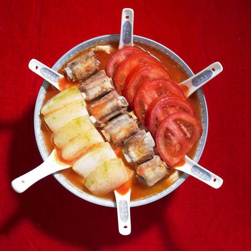 骨骼,无人,横图,俯视,室内,特写,白天,烹饪,中餐,餐桌,桌子,蔬菜,西红柿,一排,阴影,红色背景,新鲜,艺术,整齐,并列,并排,环绕,围绕,反射,瓷器,影子,勺子,手工艺品,陶瓷,排骨,肉,汤,料理,食品,陶瓷制品,骨头,环抱,文化,传统,猪肉,冬瓜,菜肴,美食,肉类,食物,排列,黄色,红色,蓝色,白色,容器,工艺品,调羹,汤匙,碗,中式,白瓜,摄影,佳肴,有机食品,绿色食品,影棚,餐台,中华料理,储藏,青花瓷,骨架,高雅,储存,队列,摄影棚,小排,平行,肉食,豚肉,自信心,品位,摆列,萦绕,磁器,白地青花瓷,青花,水芝,洋柿子,柑仔蜜,番茄,臭柿,彩图,高角度拍摄,影棚拍摄,拍摄,排骨汤,白冬瓜,地芝,东瓜,濮瓜,枕瓜,六月柿,布列,分列,贮存,喜报三元,shjb1,番茄冬瓜排骨汤