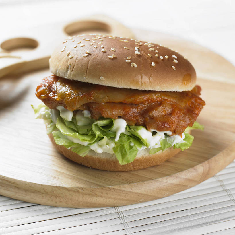 点心,面包,无人,横图,俯视,室内,特写,白天,烹饪,西餐,餐桌,桌子,蔬菜,叶子,阴影,新鲜,反射,木制,影子,生菜,莴苣,调料,鸡肉,酱料,酱汁,肉,芝麻,佐料,汉堡,料理,食品,面点,绿叶,案板,调味品,调味料,汉堡包,酱,沙拉酱,菜肴,美食,肉类,砧板,食物,糕点,一个,绿色,白色,木制品,快餐,嫩叶,西式,白芝麻,佳肴,有机食品,绿色食品,单个,餐台,色拉酱,肉食,西式快餐,垃圾食品,小圆面包,脂麻,胡麻,白麻,巨胜子,春菜,鹅仔菜,莴仔菜,千金菜,油麻,叶用莴苣,叶,叶片,彩图,高角度拍摄,鸡肉汉堡,shjb1