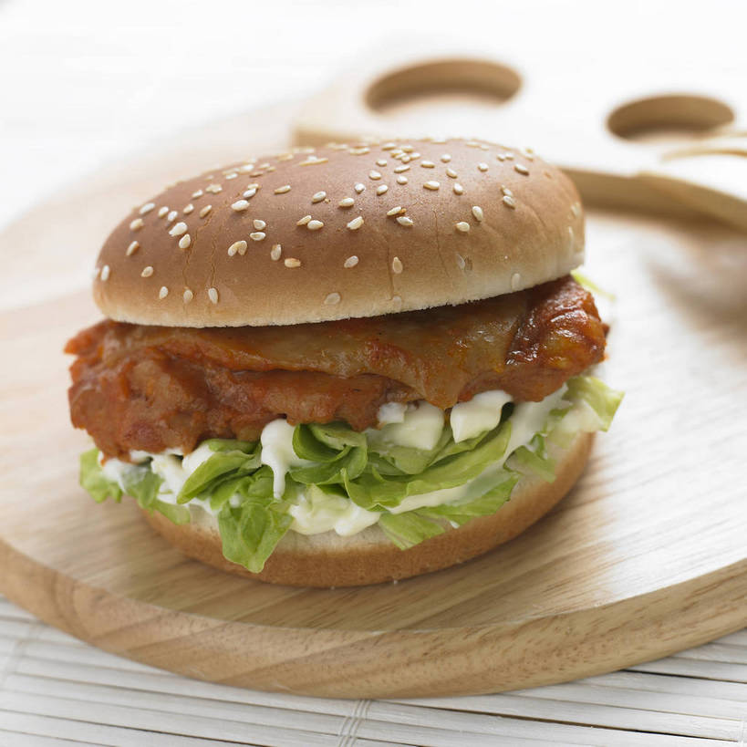 点心,面包,无人,横图,俯视,室内,特写,白天,烹饪,西餐,餐桌,桌子,蔬菜,叶子,阴影,新鲜,反射,木制,影子,生菜,莴苣,调料,鸡肉,酱料,酱汁,肉,芝麻,佐料,汉堡,料理,食品,面点,绿叶,案板,调味品,调味料,汉堡包,酱,沙拉酱,菜肴,美食,肉类,砧板,食物,糕点,一个,绿色,白色,木制品,快餐,嫩叶,西式,白芝麻,佳肴,有机食品,绿色食品,单个,餐台,色拉酱,肉食,西式快餐,垃圾食品,小圆面包,脂麻,胡麻,白麻,巨胜子,春菜,鹅仔菜,莴仔菜,千金菜,油麻,叶用莴苣,叶,叶片,彩图,高角度拍摄,鸡肉汉堡,shjb1