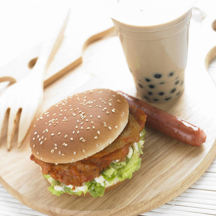 点心,面包,无人,横图,俯视,室内,特写,白天,烹饪,西餐,餐桌,桌子,蔬菜,杯子,餐具,叶子,一根,阴影,新鲜,反射,木制,叉子,影子,塑料,生菜,莴苣,调料,鸡肉,酱料,酱汁,肉,香肠,芝麻,佐料,汉堡,奶茶,料理,食品,面点,绿叶,案板,腊肠,饮品,调味品,一杯,调味料,汉堡包,酱,沙拉酱,菜肴,美食,肉类,砧板,食物,糕点,饮料,一个,绿色,白色,木制品,塑料制品,快餐,嫩叶,西式,白芝麻,佳肴,有机食品,绿色食品,单个,餐台,色拉酱,可口,一次性杯子,肉食,西式快餐,垃圾食品,小圆面包,餐叉,脂麻,胡麻,白麻,巨胜子,春菜,鹅仔菜,莴仔菜,千金菜,油麻,叶用莴苣,适口,叶,叶片,进餐用具,彩图,高角度拍摄,波霸奶茶,珍珠奶茶,鸡肉汉堡,shjb1