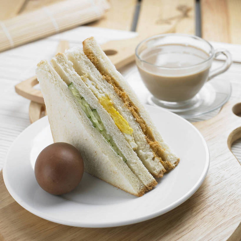 点心,面包,肉松,无人,横图,俯视,室内,特写,白天,烹饪,西餐,桌面,桌子,黄瓜,蔬菜,杯子,餐具,玻璃,切开,阴影,竹制,新鲜,反射,木制,碟子,盘,影子,陶瓷,木桌,蛋,荷包蛋,鸡蛋,煎蛋,三明治,奶茶,料理,食品,面点,水煮蛋,陶瓷制品,饮品,一杯,吐司,小吃,菜肴,美食,玻璃制品,茶叶蛋,食物,糕点,饮料,三个,一个,盘子,木制品,水杯,碟,快餐,零食,切,西式,佳肴,有机食品,绿色食品,单个,法式面包,竹制品,可口,剖面,吐司面包,西式快餐,切面,三文治,卵,适口,寿司帘,寿司席,寿司竹,寿司竹卷,寿司竹席,煎鸡蛋,五香茶叶蛋,五香蛋,茶杯,青瓜,胡瓜,彩图,高角度拍摄,多士,听型面包,肉绒,肉酥,鸡卵,鸡子,木桌子,煮鸡蛋,shjb1