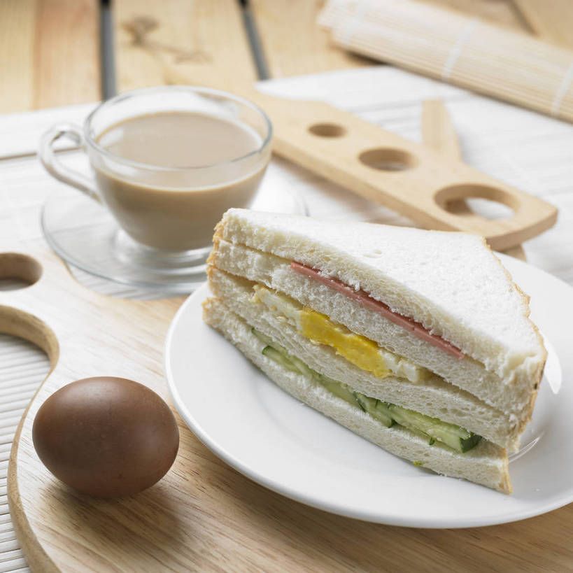 点心,面包,肉松,无人,横图,俯视,室内,特写,白天,烹饪,西餐,桌面,桌子,黄瓜,蔬菜,杯子,餐具,玻璃,切开,阴影,竹制,新鲜,反射,木制,碟子,盘,影子,陶瓷,木桌,蛋,荷包蛋,鸡蛋,煎蛋,三明治,奶茶,料理,食品,面点,水煮蛋,陶瓷制品,饮品,一杯,吐司,小吃,菜肴,美食,玻璃制品,茶叶蛋,食物,糕点,饮料,三个,一个,盘子,木制品,水杯,碟,快餐,零食,切,西式,佳肴,有机食品,绿色食品,单个,法式面包,竹制品,可口,剖面,吐司面包,西式快餐,切面,三文治,卵,适口,寿司帘,寿司席,寿司竹,寿司竹卷,寿司竹席,煎鸡蛋,五香茶叶蛋,五香蛋,茶杯,青瓜,胡瓜,彩图,高角度拍摄,多士,听型面包,肉绒,肉酥,鸡卵,鸡子,木桌子,煮鸡蛋,shjb1