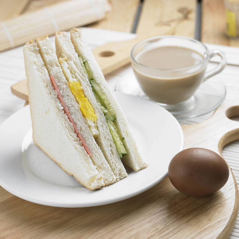 点心,面包,肉松,无人,横图,俯视,室内,特写,白天,烹饪,西餐,桌面,桌子,黄瓜,蔬菜,杯子,餐具,玻璃,切开,阴影,竹制,新鲜,反射,木制,碟子,盘,影子,陶瓷,木桌,蛋,荷包蛋,鸡蛋,煎蛋,三明治,奶茶,料理,食品,面点,水煮蛋,陶瓷制品,饮品,一杯,吐司,小吃,菜肴,美食,玻璃制品,茶叶蛋,食物,糕点,饮料,三个,一个,盘子,木制品,水杯,碟,快餐,零食,切,西式,佳肴,有机食品,绿色食品,单个,法式面包,竹制品,可口,剖面,吐司面包,西式快餐,切面,三文治,卵,适口,寿司帘,寿司席,寿司竹,寿司竹卷,寿司竹席,煎鸡蛋,五香茶叶蛋,五香蛋,茶杯,青瓜,胡瓜,彩图,高角度拍摄,多士,听型面包,肉绒,肉酥,鸡卵,鸡子,木桌子,煮鸡蛋,shjb1