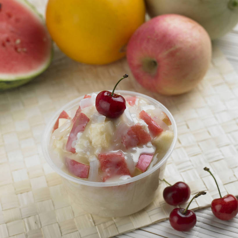 无人,横图,俯视,室内,特写,白天,餐桌,桌子,苹果,西瓜,樱桃,杯子,水果,一堆,许多,阴影,堆叠,堆积,朦胧,模糊,新鲜,反射,影子,塑料,冰,生食,食品,果实,很多,清凉,冷冻,食物,一个,红色,塑料制品,冷饮,舒服,寒冷,有机食品,绿色食品,刨冰,冷藏,单个,餐台,塑料杯,堆,解暑,解渴,碎冰,舒爽,消暑,保鲜,樱珠,莺桃,英桃,楔桃,牛桃,荆桃,寒瓜,彩图,高角度拍摄,shjb1