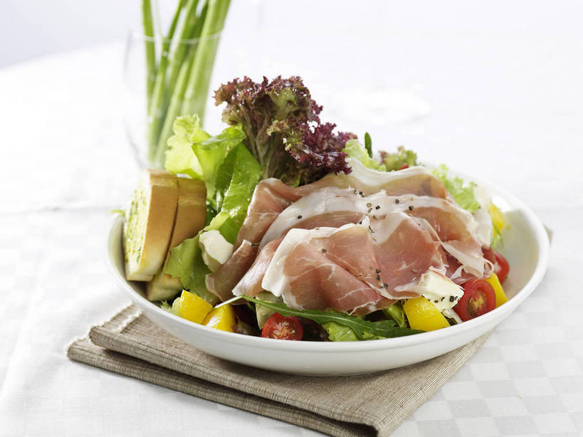 点心,面包,无人,横图,俯视,室内,特写,白天,烹饪,西餐,餐桌,桌子,芦笋,蔬菜,西红柿,小番茄,杯子,餐具,阴影,朦胧,模糊,新鲜,反射,布料,碟子,盘,影子,绿芦笋,生菜,莴苣,调料,酱料,酱汁,肉,蔬菜沙拉,佐料,沙拉,料理,食品,面点,调味品,调味料,布纹,色拉,酱,沙拉酱,沙律,菜肴,美食,肉类,玻璃制品,桌布,食物,糕点,两个,盘子,餐巾,水杯,碟,台布,西式,佳肴,有机食品,绿色食品,餐台,色拉酱,肉食,蒜蓉面包,芝麻菜,春菜,鹅仔菜,莴仔菜,千金菜,德国芥菜,火箭生莱,芸芥,芝麻叶,紫花南芥,叶用莴苣,小西红柿,樱桃小番茄,珍珠小番茄,保洁方巾,口布,玻璃杯,猪尾巴,樱桃番茄,药鸡豆子,石刁柏,圣女果,蚂蚁杆,龙须菜,狼尾巴根,番茄,餐桌布,彩图,高角度拍摄,火箭菜,shjb1