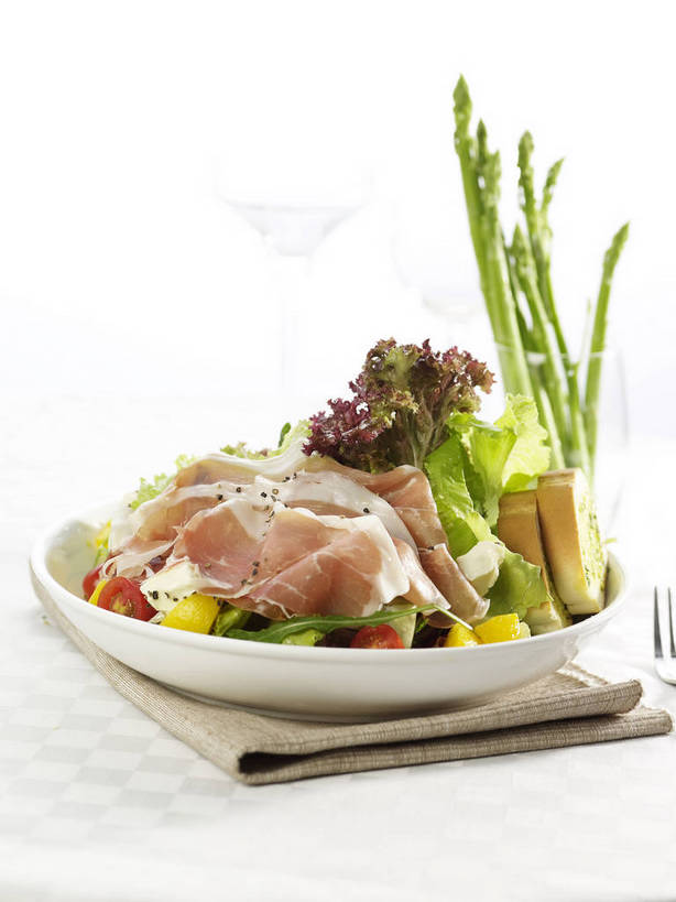 点心,面包,无人,竖图,俯视,室内,特写,白天,烹饪,西餐,餐桌,桌子,芦笋,蔬菜,西红柿,小番茄,杯子,餐具,五个,许多,阴影,朦胧,模糊,新鲜,反射,布料,叉子,碟子,高脚杯,盘,影子,绿芦笋,生菜,莴苣,调料,酱料,酱汁,肉,蔬菜沙拉,佐料,沙拉,料理,食品,面点,红酒杯,调味品,调味料,布纹,色拉,酱,沙拉酱,沙律,菜肴,美食,肉类,玻璃制品,桌布,食物,糕点,盘子,餐巾,酒杯,碟,台布,西式,佳肴,有机食品,绿色食品,餐台,色拉酱,葡萄酒杯,肉食,蒜蓉面包,餐叉,芝麻菜,春菜,鹅仔菜,莴仔菜,千金菜,德国芥菜,火箭生莱,芸芥,芝麻叶,紫花南芥,叶用莴苣,小西红柿,樱桃小番茄,珍珠小番茄,保洁方巾,口布,玻璃杯,进餐用具,猪尾巴,樱桃番茄,药鸡豆子,石刁柏,圣女果,蚂蚁杆,龙须菜,狼尾巴根,番茄,餐桌布,彩图,高角度拍摄,火箭菜,shjb1