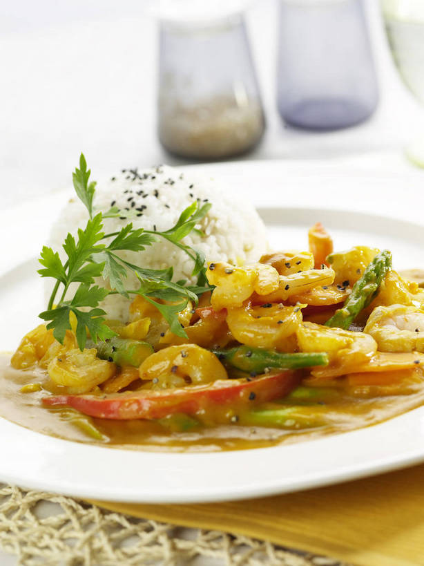 米饭,咖哩,无人,竖图,俯视,室内,特写,白天,烹饪,中餐,餐桌,桌子,芦笋,蔬菜,杯子,餐具,阴影,朦胧,模糊,新鲜,反射,碟子,盘,影子,绿芦笋,调料,肉,虾仁,芝麻,料理,食品,饭,调味品,调味料,咖喱,菜肴,美食,肉类,玻璃制品,食物,黑色,盘子,餐巾,水杯,碟,四个,中式,佳肴,有机食品,绿色食品,餐台,中华料理,虾肉,黑芝麻,五谷,肉食,脂麻,胡麻,白麻,巨胜子,油麻,保洁方巾,口布,玻璃杯,猪尾巴,药鸡豆子,石刁柏,蚂蚁杆,龙须菜,狼尾巴根,彩图,高角度拍摄,咖喱虾,shjb1