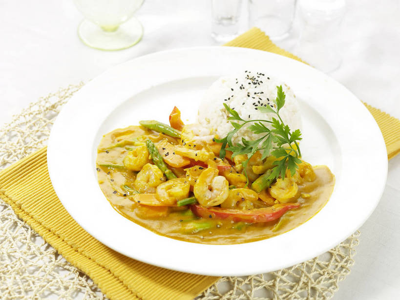 米饭,咖哩,无人,横图,俯视,室内,特写,白天,烹饪,中餐,餐桌,桌子,芦笋,蔬菜,杯子,餐具,五个,许多,阴影,朦胧,模糊,新鲜,反射,碟子,盘,影子,绿芦笋,调料,肉,虾仁,芝麻,料理,食品,饭,调味品,调味料,咖喱,菜肴,美食,肉类,玻璃制品,食物,黑色,盘子,餐巾,水杯,碟,中式,佳肴,有机食品,绿色食品,餐台,中华料理,虾肉,黑芝麻,五谷,肉食,脂麻,胡麻,白麻,巨胜子,油麻,保洁方巾,口布,玻璃杯,猪尾巴,药鸡豆子,石刁柏,蚂蚁杆,龙须菜,狼尾巴根,彩图,高角度拍摄,咖喱虾,shjb1