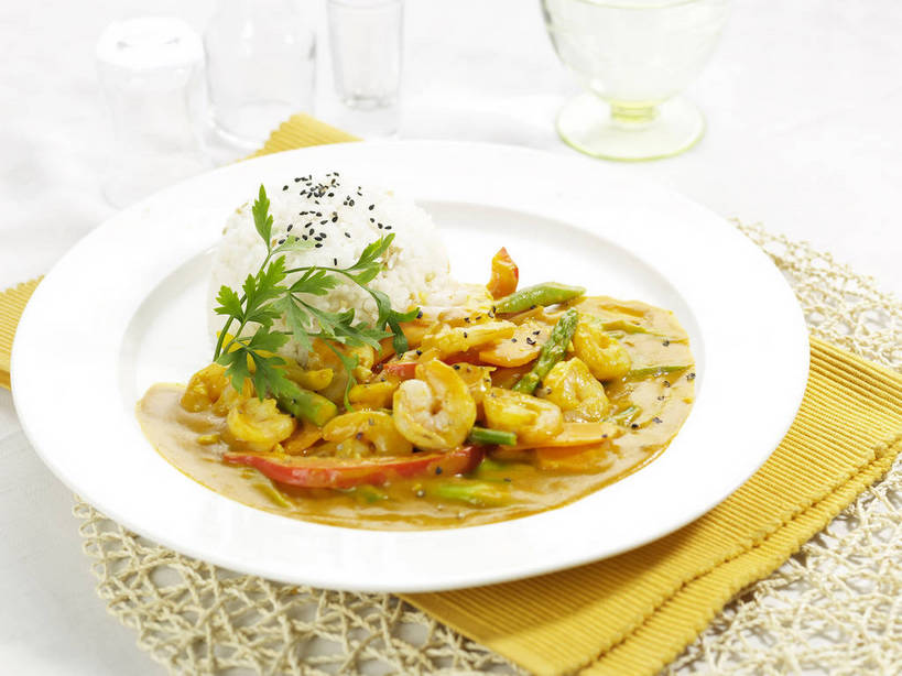 米饭,咖哩,无人,横图,俯视,室内,特写,白天,烹饪,中餐,餐桌,桌子,芦笋,蔬菜,杯子,餐具,五个,许多,阴影,朦胧,模糊,新鲜,反射,碟子,盘,影子,绿芦笋,调料,肉,虾仁,芝麻,料理,食品,饭,调味品,调味料,咖喱,菜肴,美食,肉类,玻璃制品,食物,黑色,盘子,餐巾,水杯,碟,中式,佳肴,有机食品,绿色食品,餐台,中华料理,虾肉,黑芝麻,五谷,肉食,脂麻,胡麻,白麻,巨胜子,油麻,保洁方巾,口布,玻璃杯,猪尾巴,药鸡豆子,石刁柏,蚂蚁杆,龙须菜,狼尾巴根,彩图,高角度拍摄,咖喱虾,shjb1