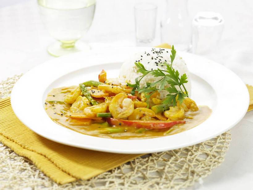 米饭,咖哩,无人,横图,俯视,室内,特写,白天,烹饪,中餐,餐桌,桌子,芦笋,蔬菜,杯子,餐具,五个,许多,阴影,朦胧,模糊,新鲜,反射,碟子,盘,影子,绿芦笋,调料,肉,虾仁,芝麻,料理,食品,饭,调味品,调味料,咖喱,菜肴,美食,肉类,玻璃制品,食物,黑色,盘子,餐巾,水杯,碟,中式,佳肴,有机食品,绿色食品,餐台,中华料理,虾肉,黑芝麻,五谷,肉食,脂麻,胡麻,白麻,巨胜子,油麻,保洁方巾,口布,玻璃杯,猪尾巴,药鸡豆子,石刁柏,蚂蚁杆,龙须菜,狼尾巴根,彩图,高角度拍摄,咖喱虾,shjb1