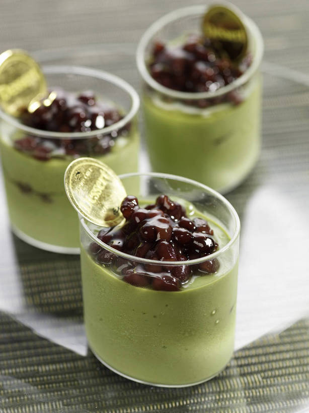 点心,无人,竖图,俯视,室内,特写,白天,植物,餐桌,桌子,豆,杯子,阴影,朦胧,模糊,反射,英文,标志,文字,影子,字符,字母,豆类,豆子,红豆,食品,甜点,甜品,标识,玻璃制品,食物,三个,水杯,甜食,零食,金色,餐台,英文字母,赤豆,豆科,红小豆,玻璃杯,彩图,高角度拍摄,牛奶冻,小豆,shjb1