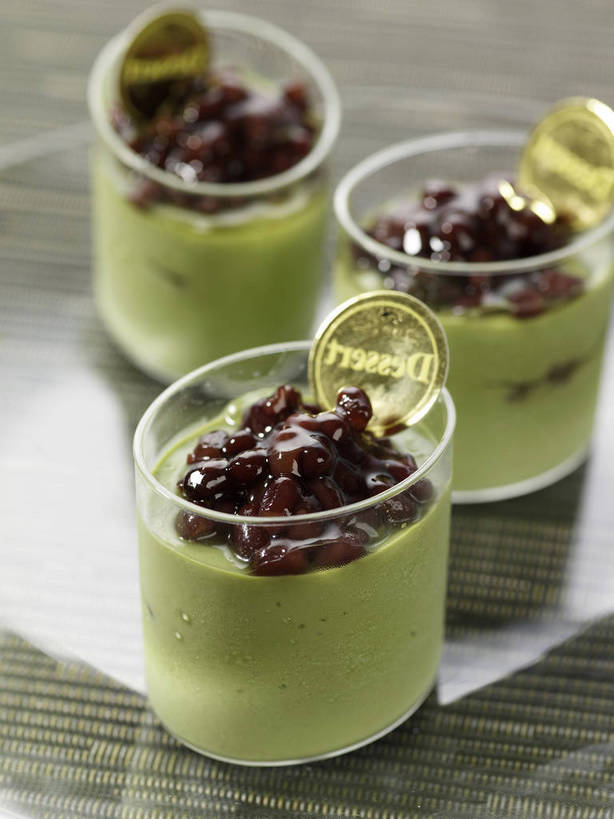 点心,无人,竖图,俯视,室内,特写,白天,植物,餐桌,桌子,豆,杯子,阴影,朦胧,模糊,反射,英文,标志,文字,影子,字符,字母,豆类,豆子,红豆,食品,甜点,甜品,标识,玻璃制品,食物,三个,水杯,甜食,零食,金色,餐台,英文字母,赤豆,豆科,红小豆,玻璃杯,彩图,高角度拍摄,牛奶冻,小豆,shjb1