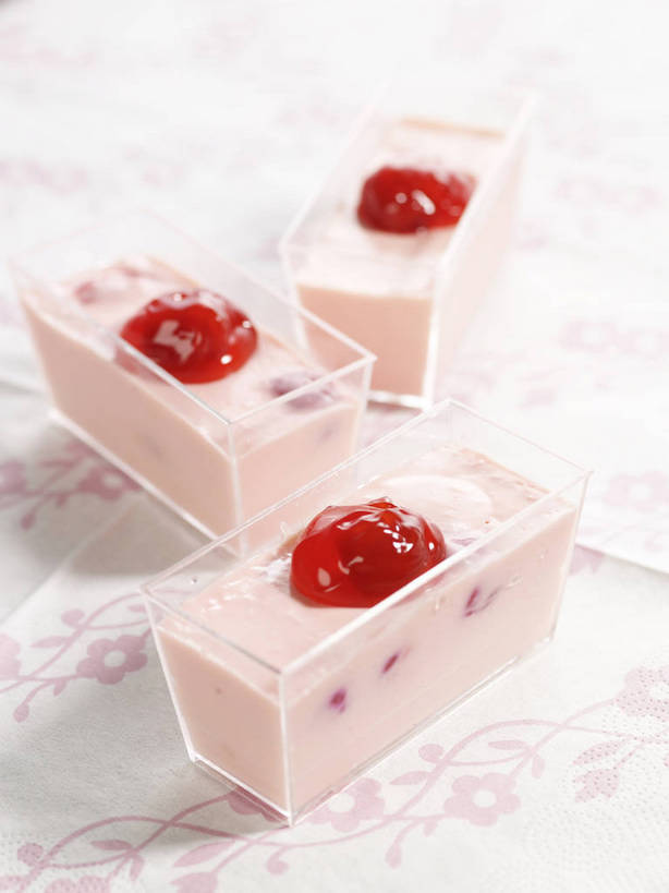 点心,无人,竖图,俯视,室内,特写,白天,餐桌,桌子,杯子,阴影,朦胧,模糊,反射,布料,影子,食品,甜点,甜品,布纹,玻璃制品,桌布,食物,三个,粉色,红色,餐巾,水杯,台布,甜食,零食,餐台,玻璃杯,餐桌布,彩图,高角度拍摄,牛奶冻,shjb1,草莓牛奶冻