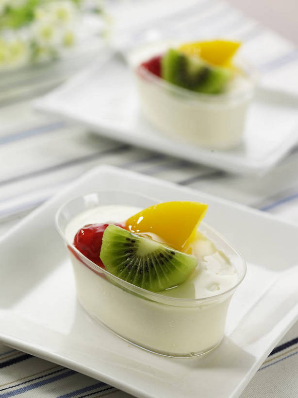 点心,无人,竖图,俯视,室内,特写,白天,餐桌,桌子,芒果,猕猴桃,杯子,餐具,水果,切开,阴影,朦胧,模糊,新鲜,盛开,反射,布料,碟子,盘,影子,生食,食品,甜点,甜品,果实,花蕾,布纹,玻璃制品,桌布,花,花瓣,花朵,鲜花,食物,黄色,红色,绿色,盘子,餐巾,水杯,碟,台布,甜食,零食,花苞,花蕊,切,四个,有机食品,绿色食品,餐台,剖面,切面,玻璃杯,望果,奇异果,蜜望,猕猴梨,檬果,闷果,漭果,杧果,庵波罗果,餐桌布,彩图,高角度拍摄,牛奶冻,shjb1