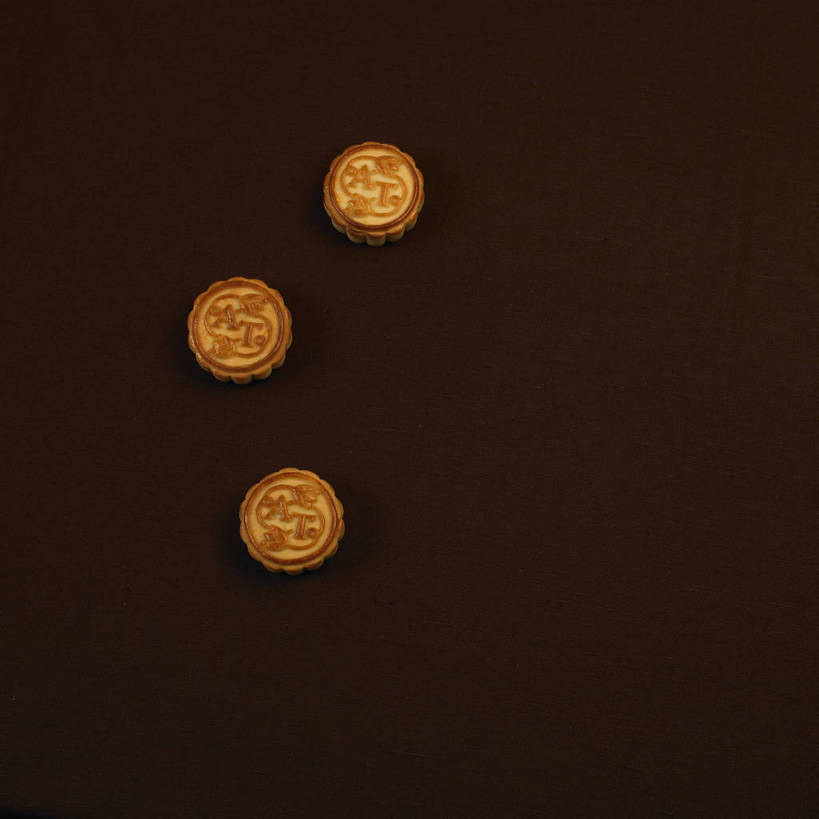 点心,月饼,无人,横图,俯视,室内,特写,白天,餐桌,桌子,中秋节,阴影,节日,庆祝,反射,英文,圆形,标志,图形,文字,影子,圆,字符,字母,料理,食品,面点,几何,文化,标识,美食,食物,糕点,排列,三个,庆典,中式,摄影,影棚,餐台,纪念,英文字母,数学,摄影棚,中秋,摆列,宫饼,胡饼,团圆饼,小饼,月团,彩图,高角度拍摄,影棚拍摄,拍摄,八月会,八月节,拜月节,端正月,秋节,团圆节,月节,月夕,几何图形,平面图形,布列,分列,广式月饼,shjb1