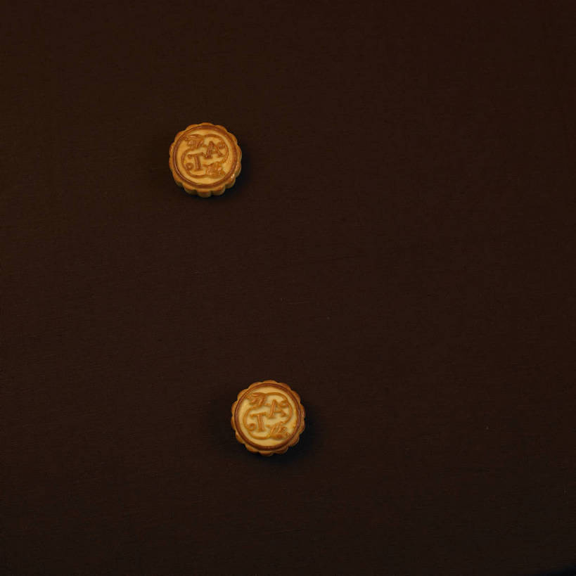 点心,月饼,无人,横图,俯视,室内,特写,白天,餐桌,桌子,中秋节,阴影,节日,庆祝,反射,英文,圆形,标志,图形,文字,影子,圆,字符,字母,料理,食品,面点,几何,文化,标识,美食,食物,糕点,两个,庆典,中式,摄影,影棚,餐台,纪念,英文字母,数学,摄影棚,中秋,宫饼,胡饼,团圆饼,小饼,月团,彩图,高角度拍摄,影棚拍摄,拍摄,八月会,八月节,拜月节,端正月,秋节,团圆节,月节,月夕,几何图形,平面图形,广式月饼,shjb1