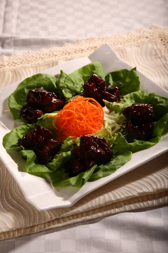 无人,竖图,俯视,室内,特写,白天,烹饪,中餐,餐桌,桌子,蔬菜,餐具,叶子,阴影,新鲜,反射,布料,碟子,盘,影子,生菜,莴苣,肉,料理,食品,绿叶,布纹,猪肉,菜肴,美食,肉类,桌布,食物,一个,白色,盘子,餐巾,碟,台布,中式,嫩叶,佳肴,有机食品,绿色食品,单个,餐台,中华料理,肉食,豚肉,春菜,鹅仔菜,莴仔菜,千金菜,叶用莴苣,保洁方巾,口布,叶,叶片,餐桌布,彩图,高角度拍摄,酸甜,糖醋菜,糖醋肉段,shjb1