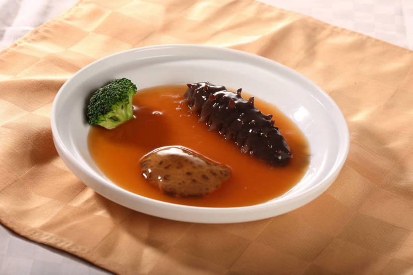 海鲜,无人,横图,俯视,室内,特写,白天,烹饪,中餐,餐桌,桌子,蔬菜,阴影,新鲜,反射,布料,影子,陶瓷,西兰花,料理,食品,陶瓷制品,布纹,水产,菜肴,美食,海洋生物,桌布,食物,一个,绿色,白色,餐巾,容器,台布,碗,中式,佳肴,有机食品,绿色食品,单个,餐台,中华料理,储藏,海参,储存,水生动物,海产品,水生物,棘皮动物,海底动物,甘蓝花,保洁方巾,口布,餐桌布,彩图,高角度拍摄,绿菜花,绿花菜,青花菜,蔬菜皇冠,鲁菜,贮存,山东菜,shjb1,红烧海参