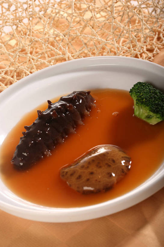 海鲜,无人,竖图,俯视,室内,特写,白天,烹饪,中餐,餐桌,桌子,蔬菜,阴影,新鲜,反射,影子,陶瓷,西兰花,料理,食品,陶瓷制品,水产,菜肴,美食,海洋生物,食物,一个,绿色,白色,餐巾,容器,碗,中式,佳肴,有机食品,绿色食品,单个,餐台,中华料理,储藏,海参,储存,水生动物,海产品,水生物,棘皮动物,海底动物,甘蓝花,保洁方巾,口布,彩图,高角度拍摄,绿菜花,绿花菜,青花菜,蔬菜皇冠,鲁菜,贮存,山东菜,shjb1,红烧海参