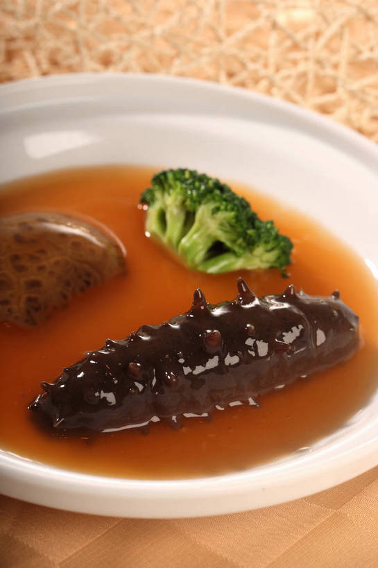 海鲜,无人,竖图,俯视,室内,特写,白天,烹饪,中餐,餐桌,桌子,蔬菜,阴影,新鲜,反射,影子,陶瓷,西兰花,料理,食品,陶瓷制品,水产,菜肴,美食,海洋生物,食物,一个,绿色,白色,餐巾,容器,碗,中式,佳肴,有机食品,绿色食品,单个,餐台,中华料理,储藏,海参,储存,水生动物,海产品,水生物,棘皮动物,海底动物,甘蓝花,保洁方巾,口布,彩图,高角度拍摄,绿菜花,绿花菜,青花菜,蔬菜皇冠,鲁菜,贮存,山东菜,shjb1,红烧海参