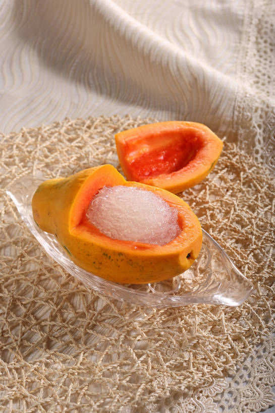 无人,竖图,俯视,室内,特写,白天,餐桌,桌子,木瓜,水果,玻璃,切开,阴影,新鲜,反射,布料,影子,冰,生食,食品,果实,清凉,布纹,冷冻,玻璃制品,桌布,食物,一个,餐巾,容器,台布,碗,冷饮,切,舒服,橙色,寒冷,有机食品,绿色食品,刨冰,冷藏,单个,餐台,储藏,解暑,储存,解渴,碎冰,剖面,切面,舒爽,消暑,保鲜,奶匏,蓬生果,乳瓜,石瓜,万寿匏,万寿果,番木瓜,餐桌布,彩图,高角度拍摄,贮存,shjb1