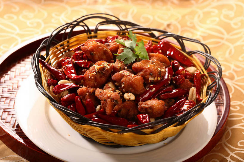 无人,交叉,横图,俯视,室内,特写,白天,烹饪,中餐,植物,餐桌,桌子,竹子,豆,花生,辣椒,蔬菜,餐具,叶子,阴影,竹制,新鲜,编织,反射,布料,碟子,篮子,盘,影子,豆类,豆子,鸡肉,肉,料理,食品,坚果,绿叶,布纹,菜肴,美食,肉类,桌布,食物,两个,盘子,餐巾,竹篮,碟,台布,中式,嫩叶,长生果,佳肴,有机食品,绿色食品,餐台,中华料理,辣子鸡,竹条,交织,配菜,竹制品,干辣椒,花生仁,脱水,肉食,豆科,辣角,红海椒,大椒,辣虎,广椒,落花生,落生,穿插,叶,叶片,花生米,辣子,花生豆,红辣椒,海椒,番椒,餐桌布,彩图,高角度拍摄,干海椒,筒筒辣角,shjb1