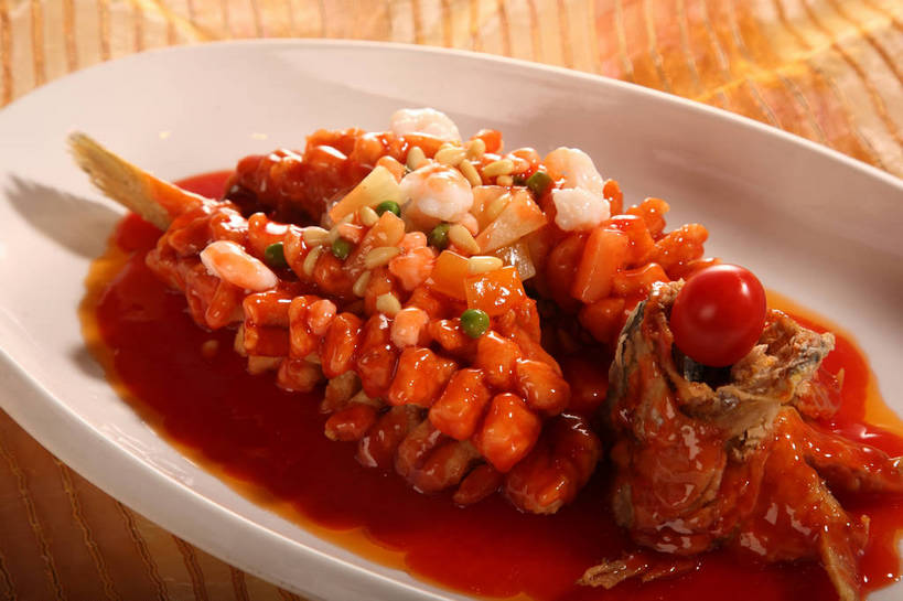 无人,横图,俯视,室内,特写,白天,烹饪,中餐,植物,餐桌,桌子,豆,蔬菜,餐具,阴影,新鲜,反射,鱼,布料,碟子,盘,影子,豆类,豆子,肉,虾仁,鱼肉,料理,食品,布纹,水产,菜肴,美食,肉类,鱼类,桌布,食物,一个,白色,盘子,餐巾,碟,台布,中式,佳肴,有机食品,绿色食品,单个,餐台,中华料理,虾肉,水生动物,水生物,肉食,豆科,桂鱼,鳜鱼,青大豆,鳌花鱼,青豆,餐桌布,彩图,高角度拍摄,江苏菜,淡水生物,河鲜,松鼠桂鱼,苏菜,shjb1