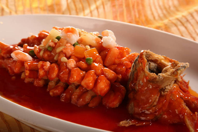 无人,横图,俯视,室内,特写,白天,烹饪,中餐,植物,餐桌,桌子,豆,蔬菜,餐具,阴影,新鲜,反射,鱼,布料,碟子,盘,影子,豆类,豆子,肉,虾仁,鱼肉,料理,食品,布纹,水产,菜肴,美食,肉类,鱼类,桌布,食物,一个,白色,盘子,餐巾,碟,台布,中式,佳肴,有机食品,绿色食品,单个,餐台,中华料理,虾肉,水生动物,水生物,肉食,豆科,桂鱼,鳜鱼,青大豆,鳌花鱼,青豆,餐桌布,彩图,高角度拍摄,江苏菜,淡水生物,河鲜,松鼠桂鱼,苏菜,shjb1