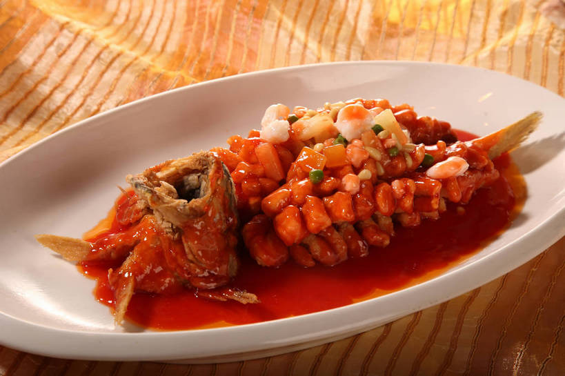 无人,横图,俯视,室内,特写,白天,烹饪,中餐,植物,餐桌,桌子,豆,蔬菜,餐具,阴影,新鲜,反射,鱼,布料,碟子,盘,影子,豆类,豆子,肉,虾仁,鱼肉,料理,食品,布纹,水产,菜肴,美食,肉类,鱼类,桌布,食物,一个,白色,盘子,餐巾,碟,台布,中式,佳肴,有机食品,绿色食品,单个,餐台,中华料理,虾肉,水生动物,水生物,肉食,豆科,桂鱼,鳜鱼,青大豆,鳌花鱼,青豆,餐桌布,彩图,高角度拍摄,江苏菜,淡水生物,河鲜,松鼠桂鱼,苏菜,shjb1