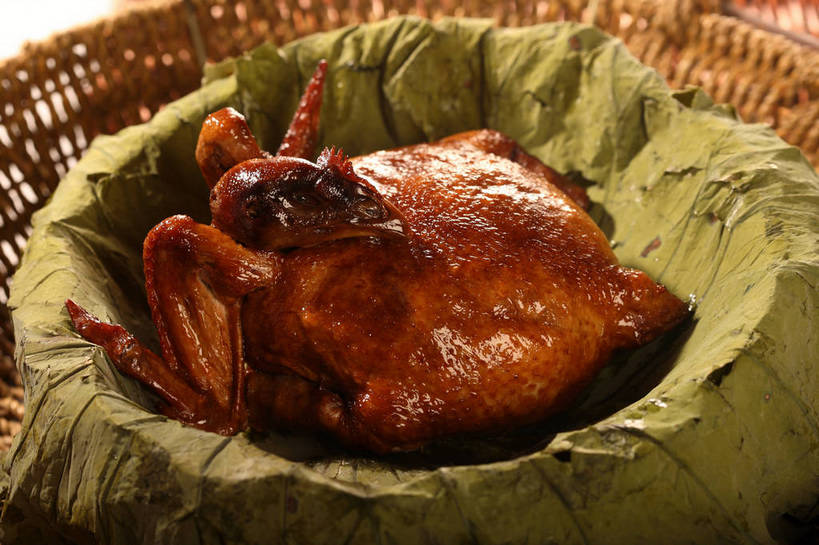 无人,交叉,横图,俯视,室内,特写,白天,烹饪,中餐,竹子,叶子,阴影,竹制,朦胧,模糊,编织,反射,篮子,影子,鸡肉,肉,料理,食品,荷叶,菜肴,美食,肉类,食物,一个,竹篮,中式,佳肴,单个,中华料理,竹条,交织,竹制品,肉食,莲叶,穿插,叶,叶片,彩图,高角度拍摄,淮扬菜,扬州菜肴,shjb1,荷叶鸡