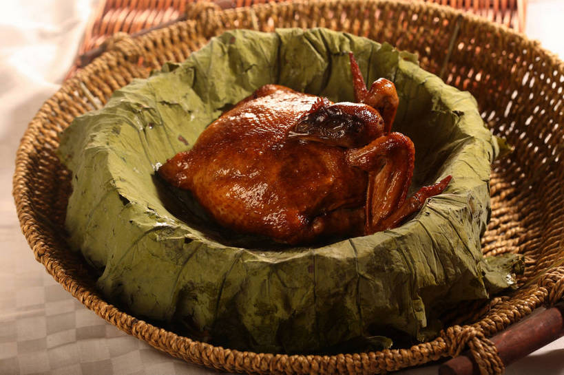 无人,交叉,横图,俯视,室内,特写,白天,烹饪,中餐,餐桌,桌子,竹子,叶子,阴影,竹制,朦胧,模糊,编织,反射,篮子,影子,鸡肉,肉,料理,食品,荷叶,菜肴,美食,肉类,食物,一个,竹篮,中式,佳肴,单个,餐台,中华料理,竹条,交织,竹制品,肉食,莲叶,穿插,叶,叶片,彩图,高角度拍摄,淮扬菜,扬州菜肴,shjb1,荷叶鸡