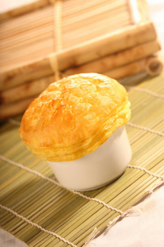 无人,竖图,俯视,室内,特写,白天,烹饪,西餐,餐桌,桌子,阴影,竹制,反射,影子,陶瓷,竹席,汤,料理,食品,陶瓷制品,菜肴,美食,食物,一个,黄色,容器,碗,西式,佳肴,单个,餐台,储藏,竹制品,储存,羹汤,彩图,高角度拍摄,贮存,shjb1,酥皮汤