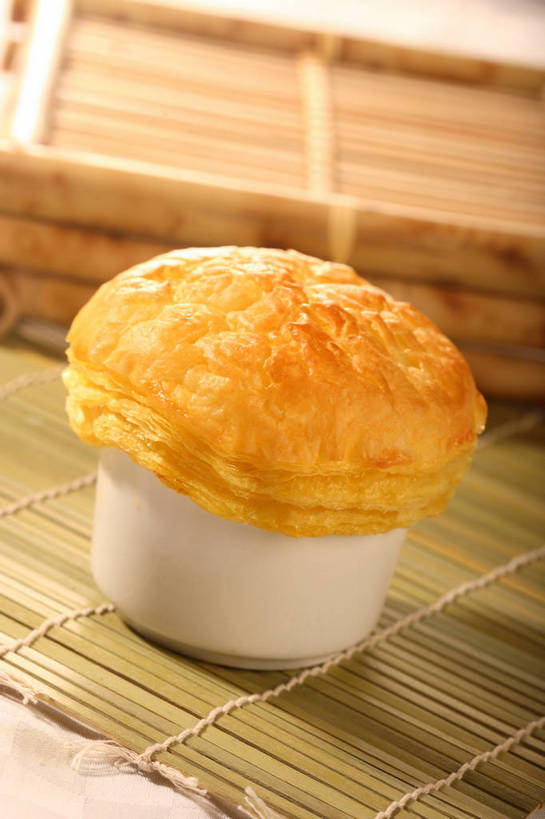 无人,竖图,俯视,室内,特写,白天,烹饪,西餐,餐桌,桌子,阴影,竹制,反射,影子,陶瓷,竹席,汤,料理,食品,陶瓷制品,菜肴,美食,食物,一个,黄色,容器,碗,西式,佳肴,单个,餐台,储藏,竹制品,储存,羹汤,彩图,高角度拍摄,贮存,shjb1,酥皮汤