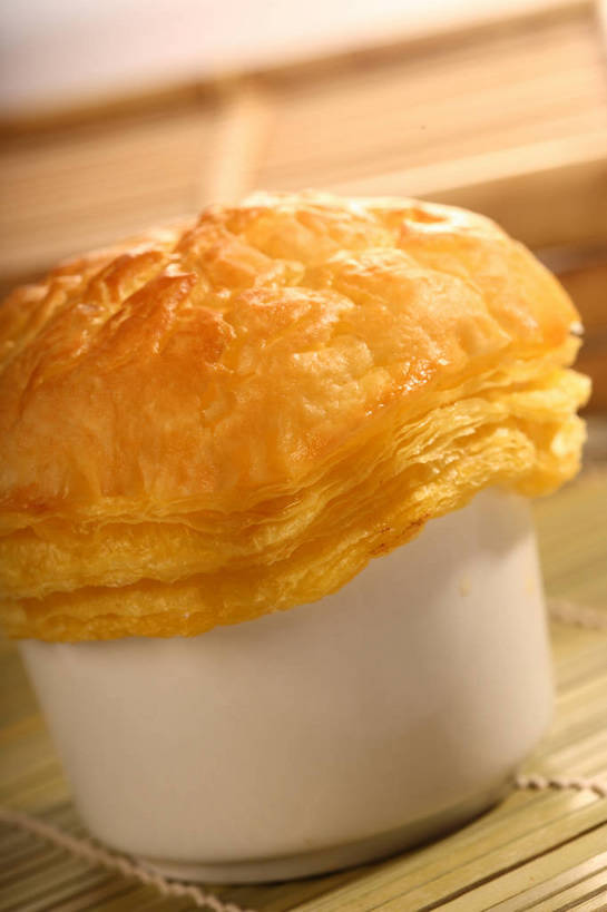 无人,竖图,俯视,室内,特写,白天,烹饪,西餐,餐桌,桌子,阴影,竹制,朦胧,模糊,反射,影子,陶瓷,竹席,汤,料理,食品,陶瓷制品,菜肴,美食,食物,一个,黄色,容器,碗,西式,佳肴,单个,餐台,储藏,竹制品,储存,羹汤,彩图,高角度拍摄,贮存,shjb1,酥皮汤