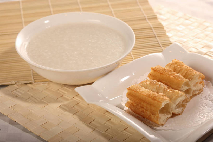 点心,面食,无人,横图,俯视,室内,特写,白天,早餐,餐桌,桌子,餐具,一排,阴影,竹制,整齐,反射,碟子,盘,影子,陶瓷,竹席,油炸,料理,食品,陶瓷制品,饮品,营养,美食,食物,饮料,排列,两个,白色,盘子,容器,碟,碗,四个,中式,早点,麻花,餐台,储藏,油条,竹制品,储存,队列,豆浆,一碗,安神,彩图,高角度拍摄,早饭,油果子,油馍,油炸果,油炸桧,植物奶,贮存,shjb1