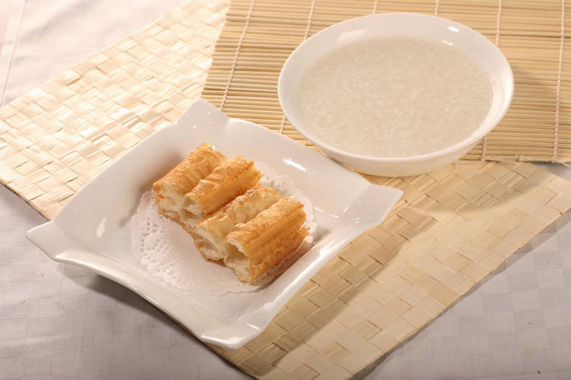 点心,面食,无人,横图,俯视,室内,特写,白天,早餐,餐桌,桌子,餐具,一排,阴影,竹制,整齐,反射,碟子,盘,影子,陶瓷,竹席,油炸,料理,食品,陶瓷制品,饮品,营养,美食,食物,饮料,排列,两个,白色,盘子,容器,碟,碗,四个,中式,早点,麻花,餐台,储藏,油条,竹制品,储存,队列,豆浆,一碗,安神,彩图,高角度拍摄,早饭,油果子,油馍,油炸果,油炸桧,植物奶,贮存,shjb1