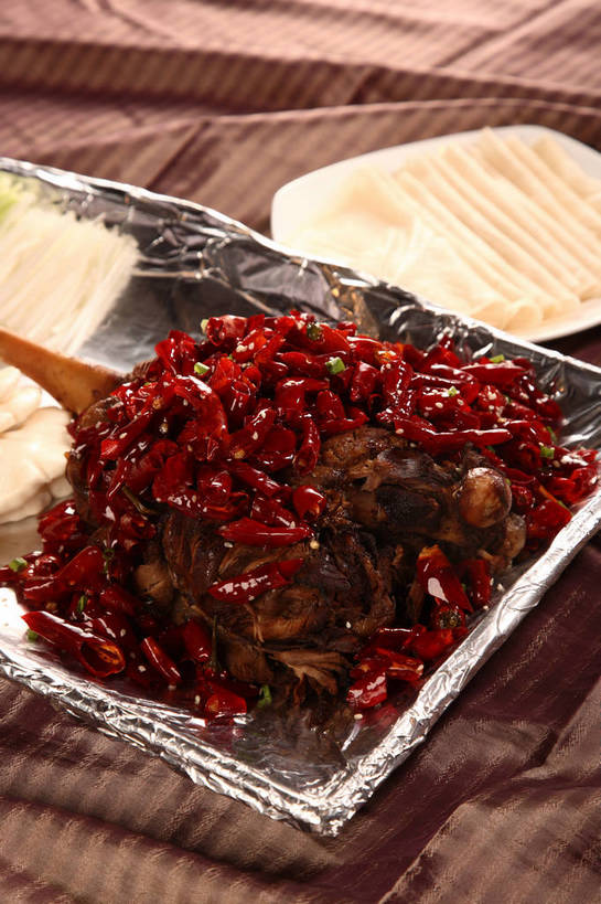 无人,竖图,俯视,室内,特写,白天,烹饪,中餐,餐桌,桌子,辣椒,蔬菜,餐具,阴影,新鲜,反射,包装,包装纸,布料,碟子,铝箔纸,盘,锡箔纸,影子,纸,肉,料理,食品,纸张,布纹,羊肉,菜肴,美食,肉类,桌布,食物,两个,盘子,餐巾,碟,台布,中式,佳肴,有机食品,绿色食品,餐台,中华料理,包装材料,肉食,羊腿,锡箔,铝箔,辣角,红海椒,大椒,辣虎,广椒,辣子,红辣椒,海椒,番椒,餐桌布,彩图,高角度拍摄,羊腿肉,shjb1,香辣羊腿