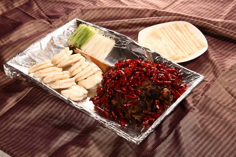 无人,横图,俯视,室内,特写,白天,烹饪,中餐,餐桌,桌子,辣椒,蔬菜,餐具,阴影,新鲜,反射,包装,包装纸,布料,碟子,铝箔纸,盘,锡箔纸,影子,纸,肉,料理,食品,纸张,布纹,羊肉,菜肴,美食,肉类,桌布,食物,两个,盘子,餐巾,碟,台布,中式,佳肴,有机食品,绿色食品,餐台,中华料理,包装材料,肉食,羊腿,锡箔,铝箔,辣角,红海椒,大椒,辣虎,广椒,辣子,红辣椒,海椒,番椒,餐桌布,彩图,高角度拍摄,羊腿肉,shjb1,香辣羊腿