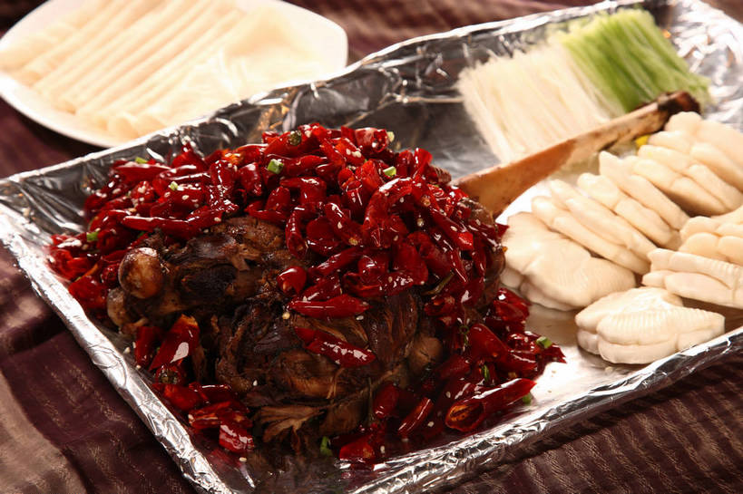 无人,横图,俯视,室内,特写,白天,烹饪,中餐,餐桌,桌子,辣椒,蔬菜,餐具,阴影,新鲜,反射,包装,包装纸,布料,碟子,铝箔纸,盘,锡箔纸,影子,纸,肉,料理,食品,纸张,布纹,羊肉,菜肴,美食,肉类,桌布,食物,两个,盘子,餐巾,碟,台布,中式,佳肴,有机食品,绿色食品,餐台,中华料理,包装材料,肉食,羊腿,锡箔,铝箔,辣角,红海椒,大椒,辣虎,广椒,辣子,红辣椒,海椒,番椒,餐桌布,彩图,高角度拍摄,羊腿肉,shjb1,香辣羊腿