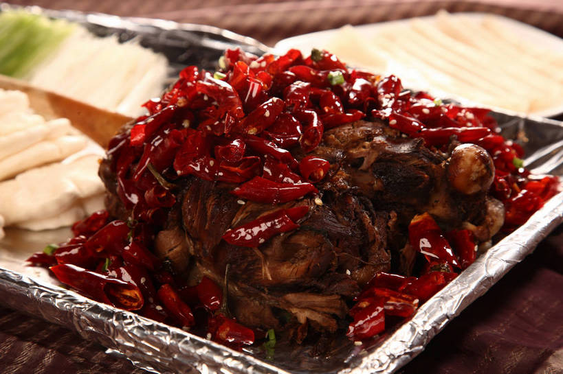 无人,横图,俯视,室内,特写,白天,烹饪,中餐,餐桌,桌子,辣椒,蔬菜,餐具,阴影,新鲜,反射,包装,包装纸,布料,碟子,铝箔纸,盘,锡箔纸,影子,纸,肉,料理,食品,纸张,布纹,羊肉,菜肴,美食,肉类,桌布,食物,两个,盘子,餐巾,碟,台布,中式,佳肴,有机食品,绿色食品,餐台,中华料理,包装材料,肉食,羊腿,锡箔,铝箔,辣角,红海椒,大椒,辣虎,广椒,辣子,红辣椒,海椒,番椒,餐桌布,彩图,高角度拍摄,羊腿肉,shjb1,香辣羊腿