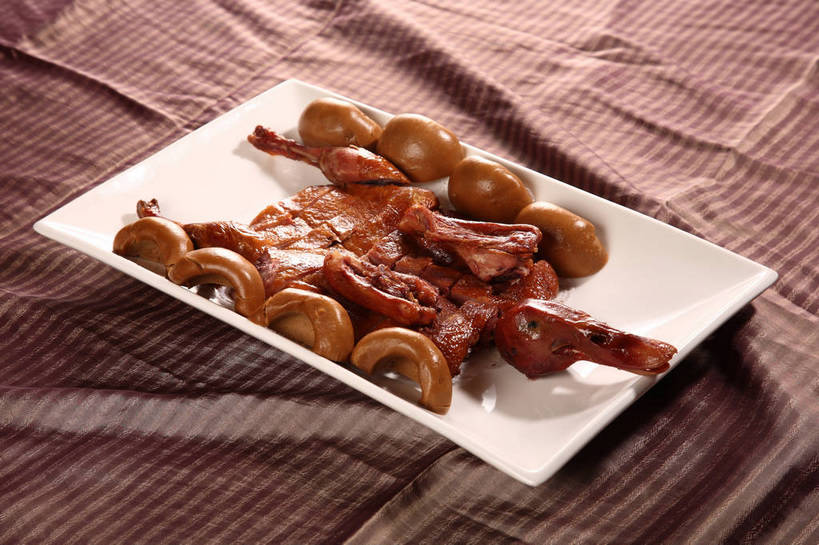 点心,烤鸭,无人,横图,俯视,室内,特写,白天,烹饪,中餐,餐桌,桌子,餐具,一排,切开,阴影,整齐,反射,布料,碟子,盘,影子,肉,料理,食品,面点,布纹,鸭肉,菜肴,美食,肉类,桌布,食物,排列,一个,白色,盘子,餐巾,碟,台布,切,中式,佳肴,单个,餐台,中华料理,队列,剖面,肉食,北京烤鸭,切面,北京菜,京帮菜,京菜,餐桌布,彩图,高角度拍摄,窝窝头,shjb1